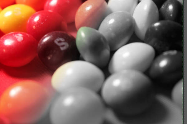 12. 右下に向かって徐々にモノクロになる